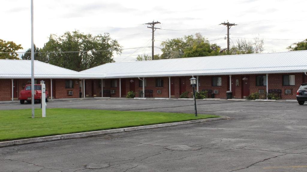 Ontario Inn - Main view