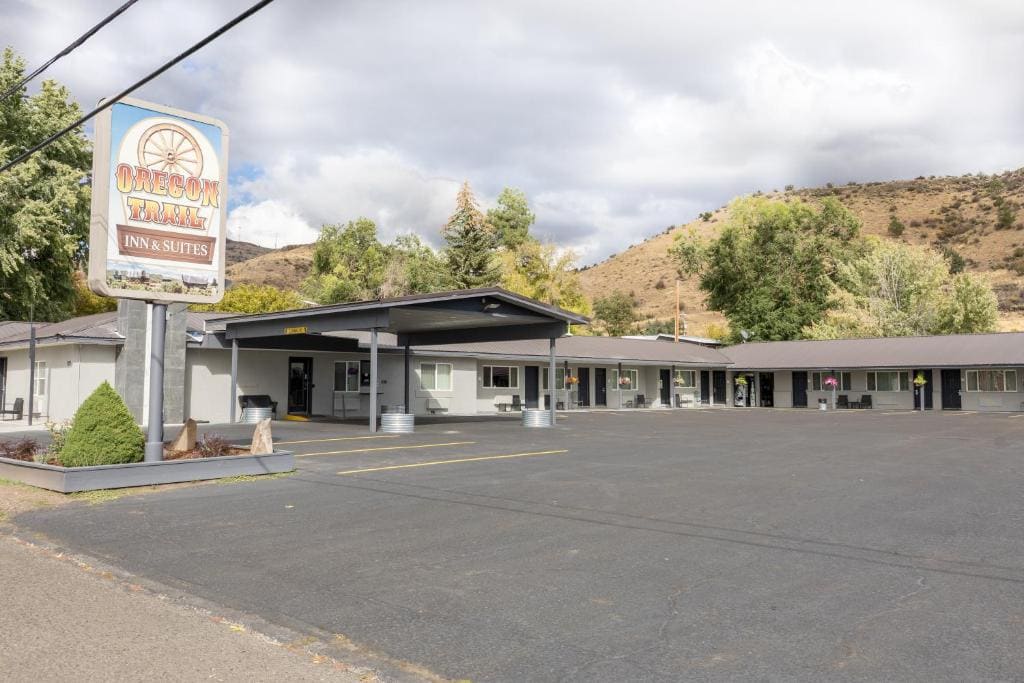 Oregon Trail Inn and Suites - Main view