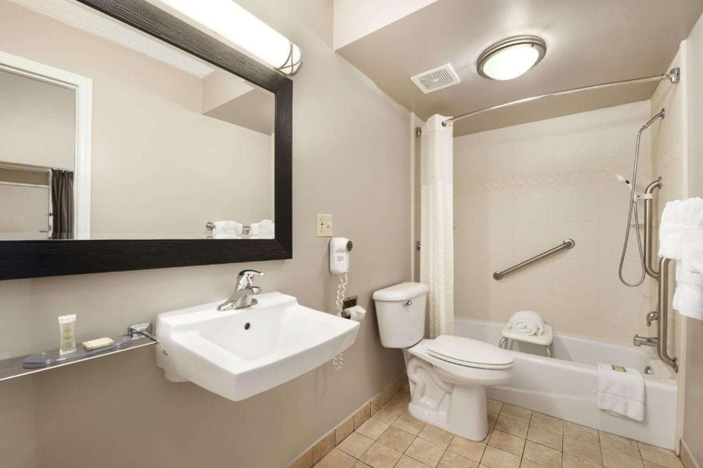 Super 8 by Wyndham Ormond Beach - View 3