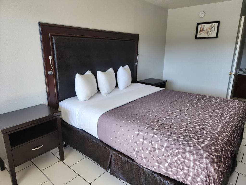 Pacific Inn - View 2