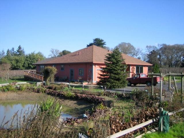 Pearlessence Vineyard Inn - Main view