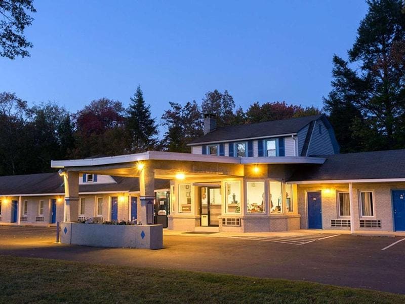 POCONO NIGHT LODGE - Main view