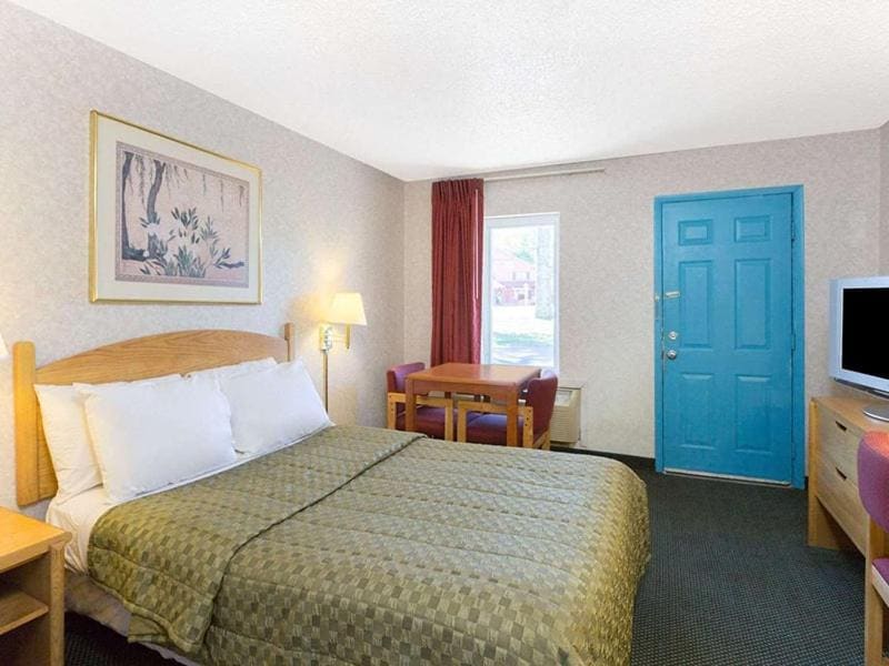 POCONO NIGHT LODGE - View 2
