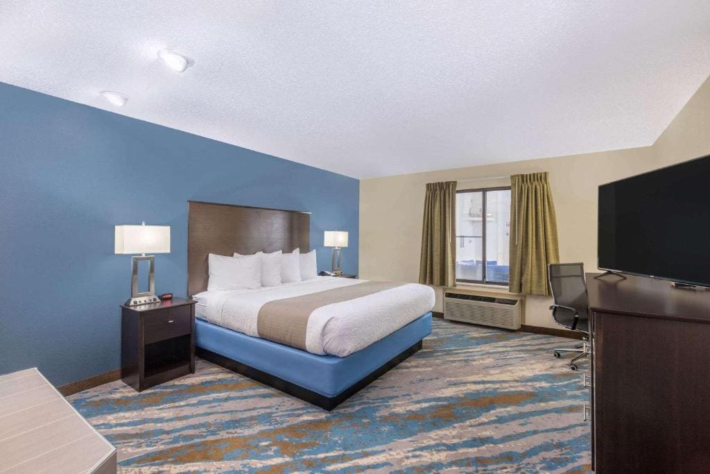 AmericInn by Wyndham Prairie du Chien - View 6