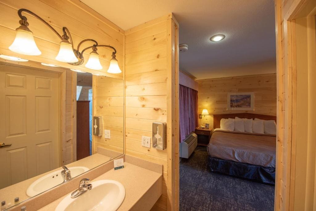 Quality Inn & Suites Mackinaw City Beachfront - View 4
