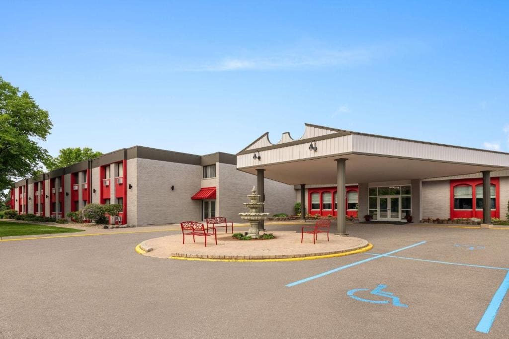 Ramada by Wyndham Grand Forks - Main view