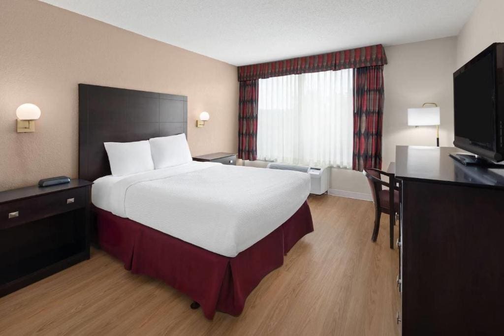 Quality Inn & Suites - View 7