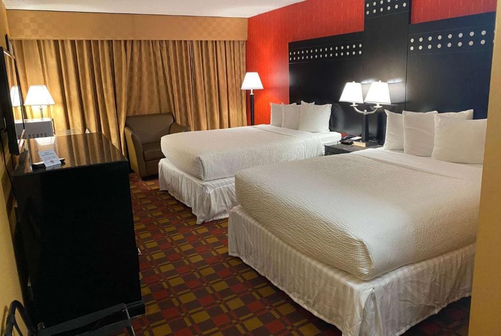 Ramada by Wyndham Rochelle Park Near Paramus - View 2