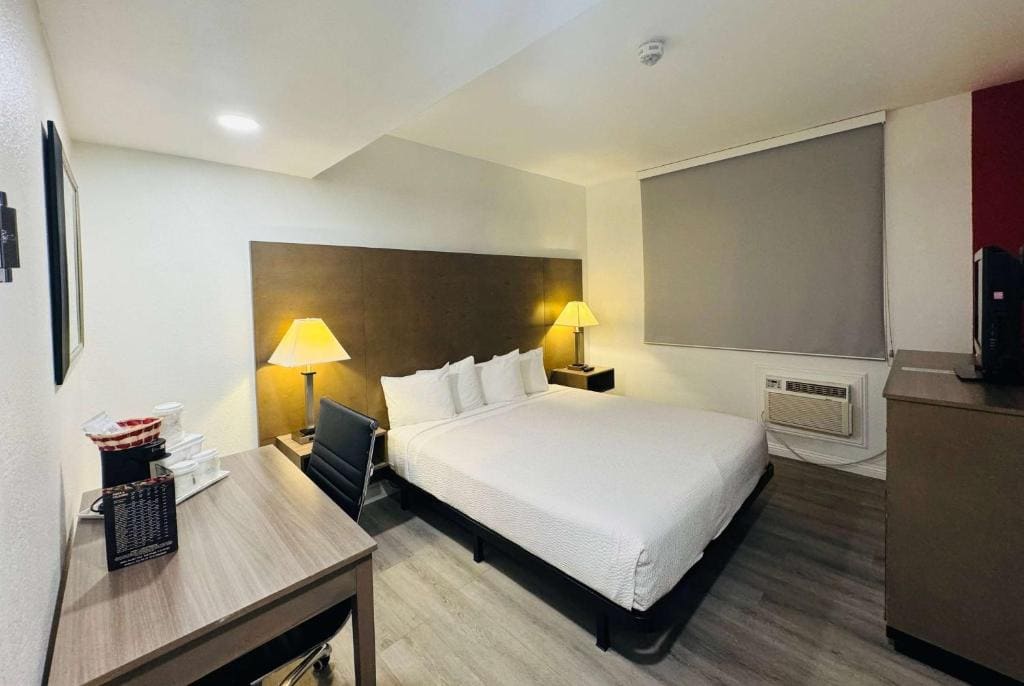 Ramada by Wyndham San Diego Airport - View 7