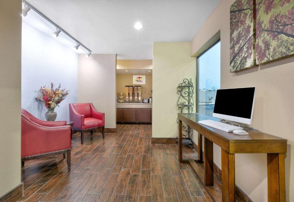 Super 8 by Wyndham New Braunfels I-35 - View 4