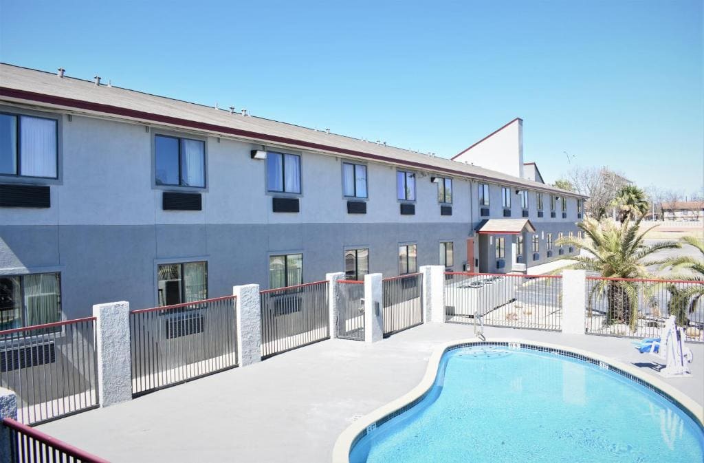Super 8 by Wyndham New Braunfels I-35 - View 3