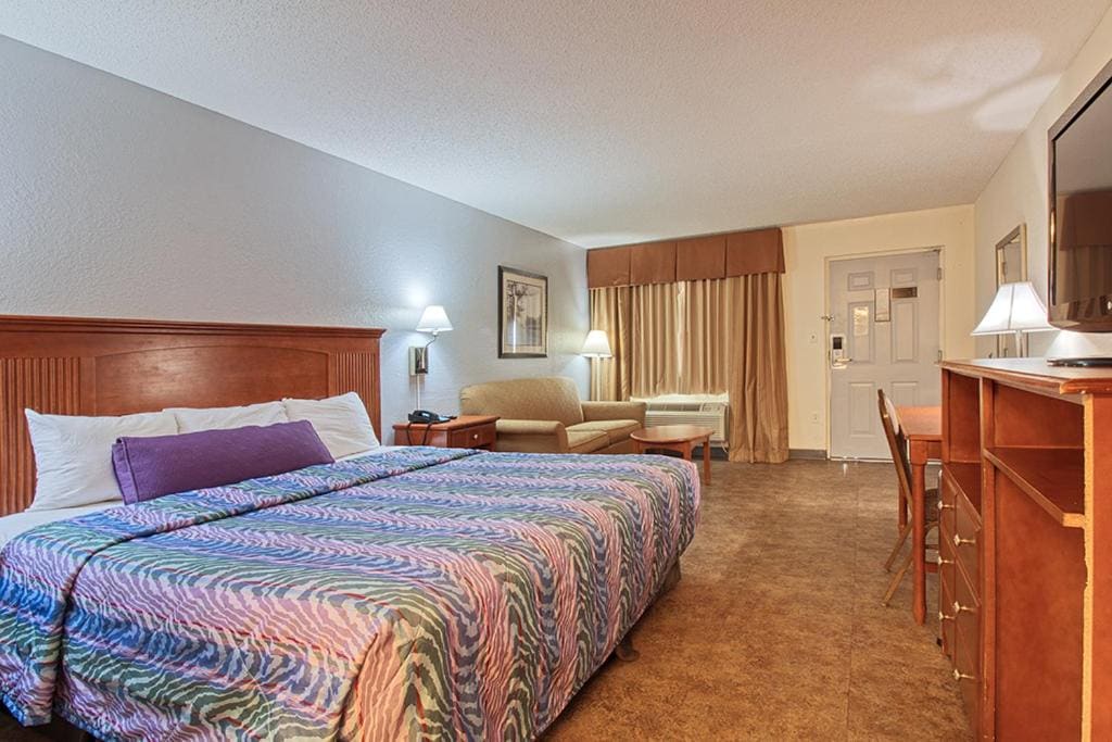 Regency Inn & Suites - View 6