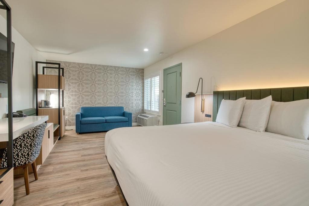 La Casa Inn - View 7