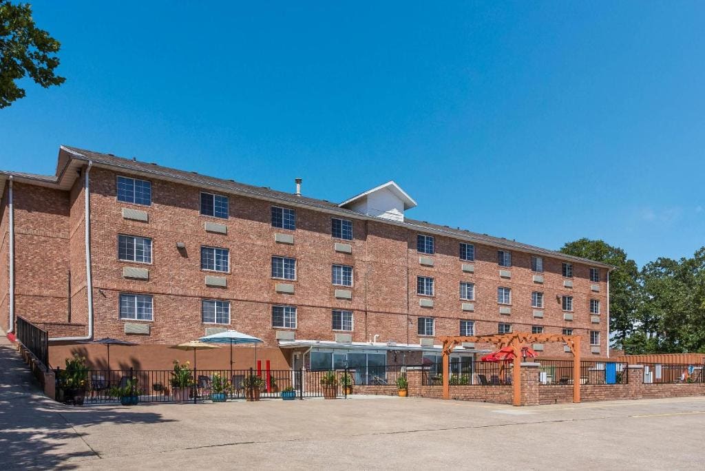 Rodeway Inn Branson, Brick House - Main view