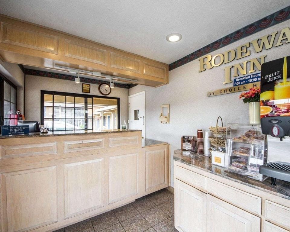 Rodeway Inn Monterey Near Fairgrounds - View 3