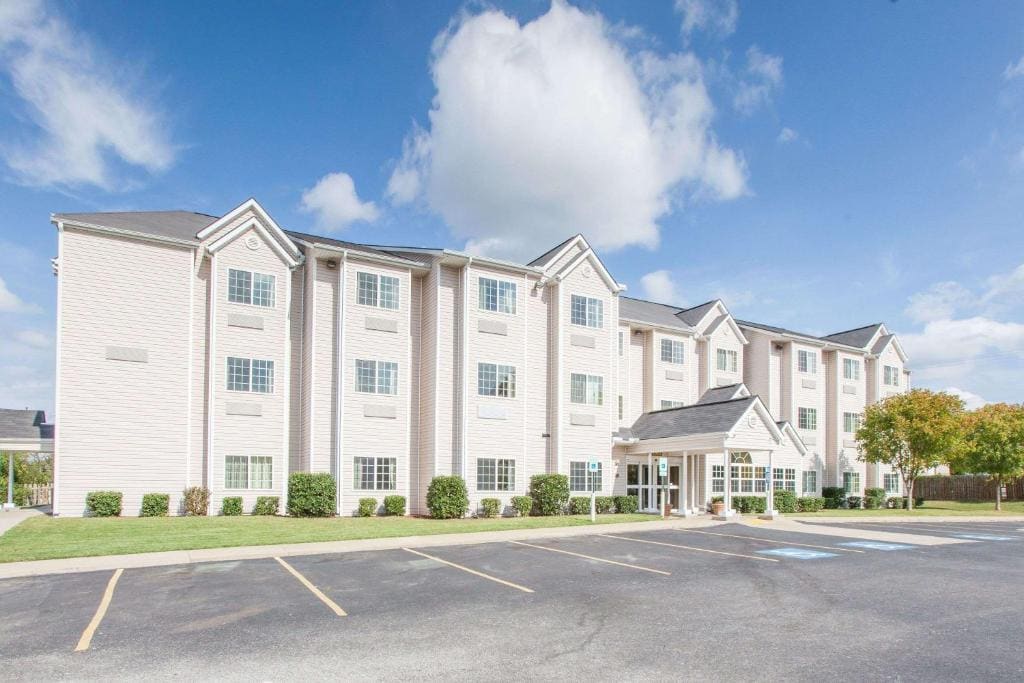 Microtel Inn by Wyndham Rogers - Main view