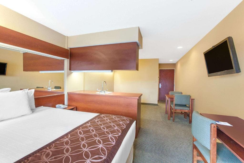 Microtel Inn by Wyndham Rogers - View 7