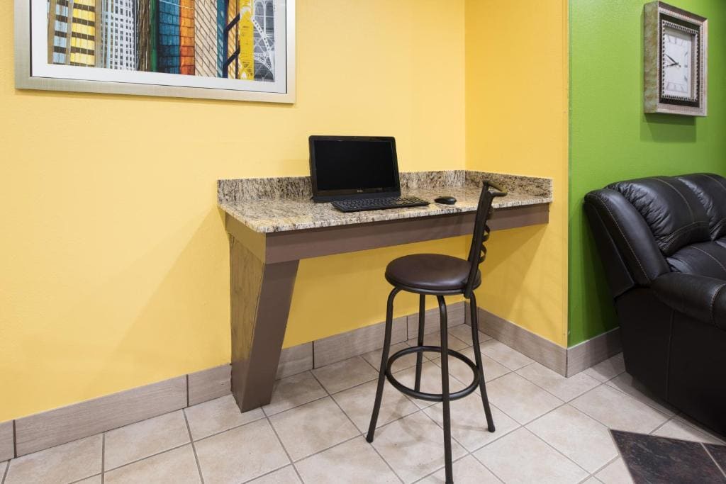 Microtel Inn by Wyndham Rogers - View 5