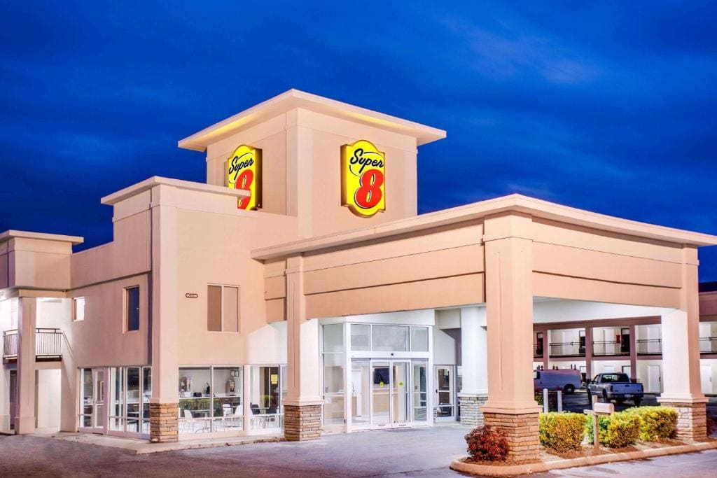 Super 8 by Wyndham Dalton - View 4