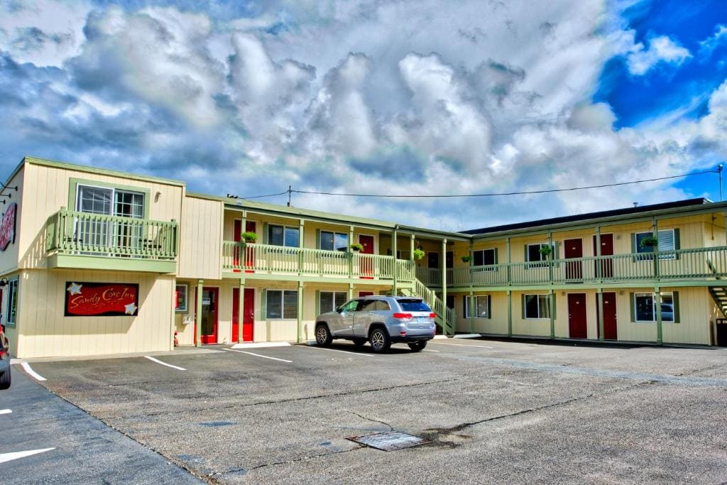 Sandy Cove Inn - Main view