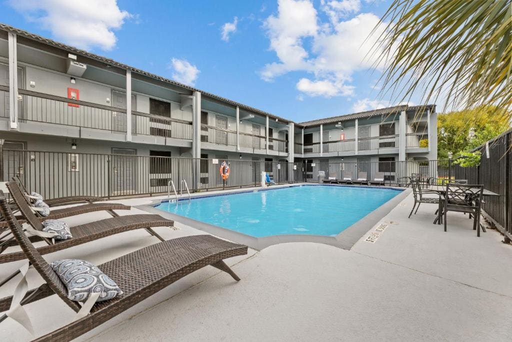 Days Inn & Suites by Wyndham Texas City - View 3