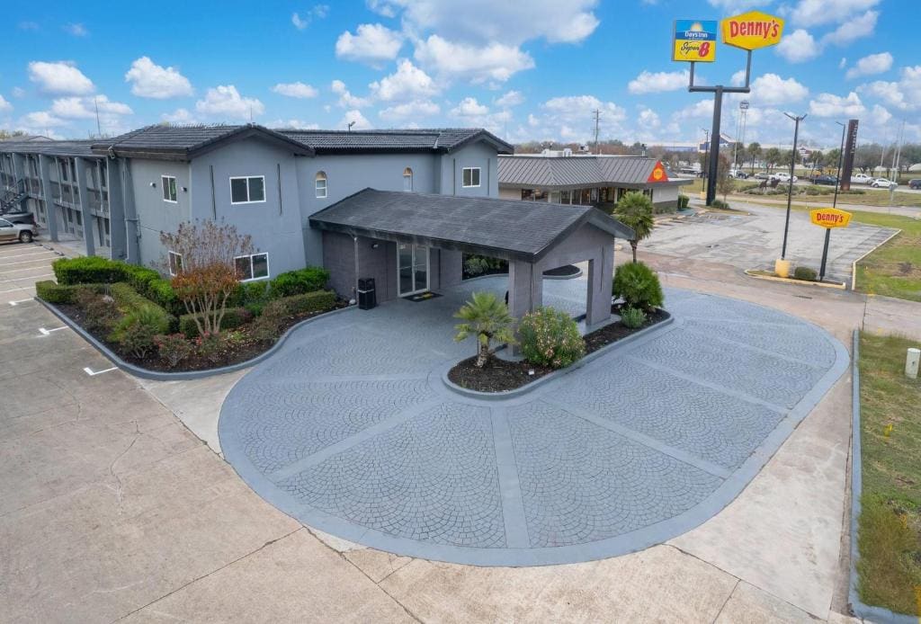 Days Inn & Suites by Wyndham Texas City - Main view