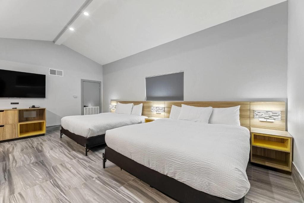Days Inn & Suites by Wyndham Texas City - View 2
