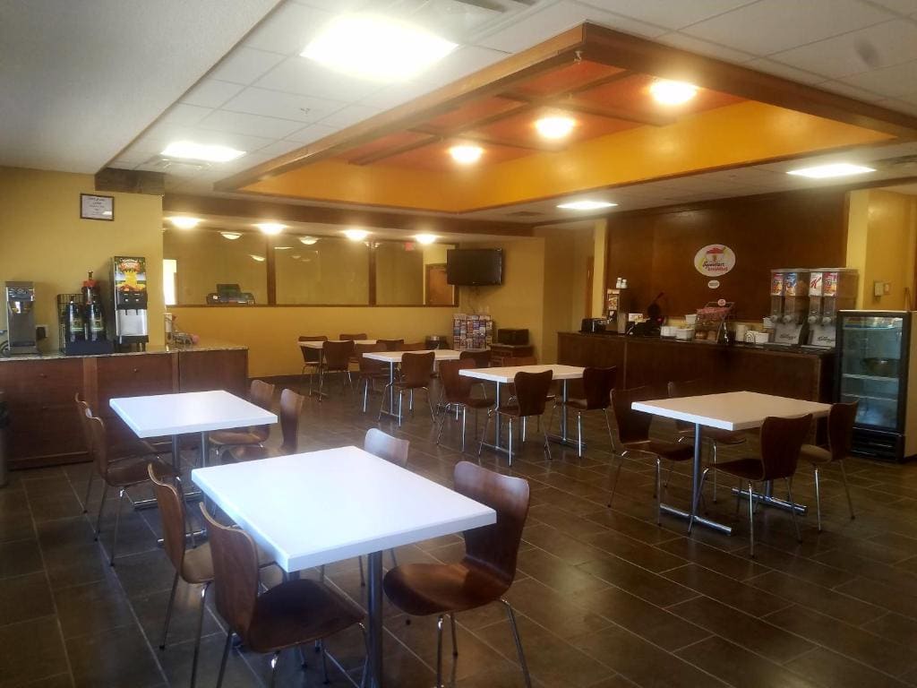 Super 8 by Wyndham Casper East/Evansville - View 4