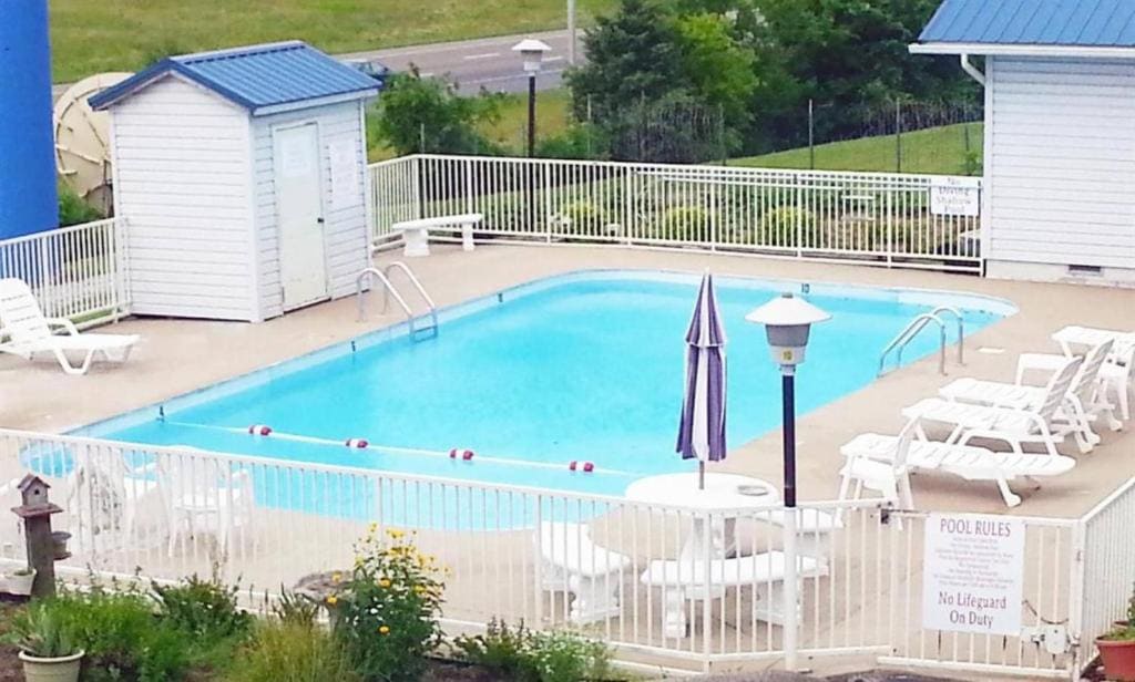 Smokies Inn New Linens & Ultrafast WIFI - View 3