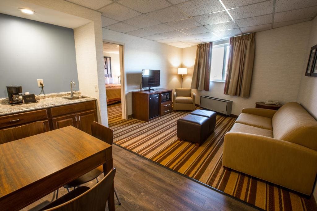 Super 8 by Wyndham State College - View 5