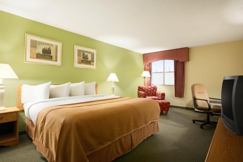 Travelodge by Wyndham Sturgis - View 5