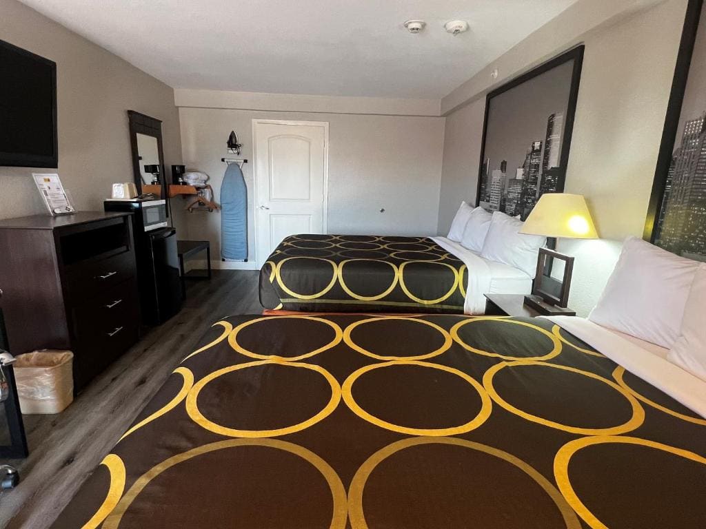 Super 8 by Wyndham Mont Belvieu - Baytown East - View 7