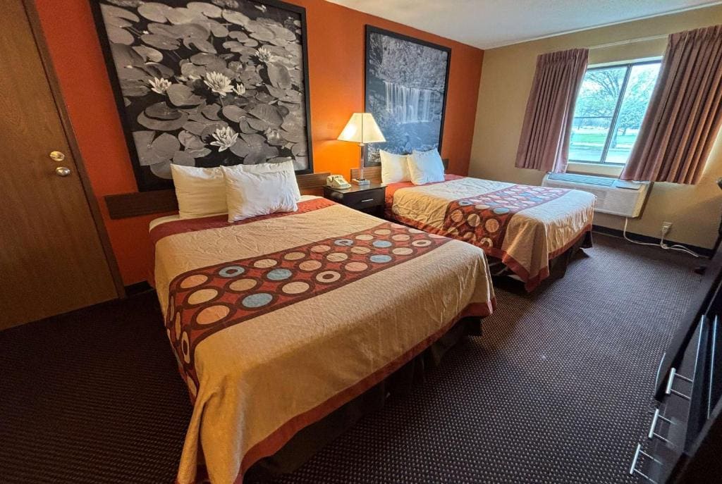 Super 8 by Wyndham Du Quoin - View 4