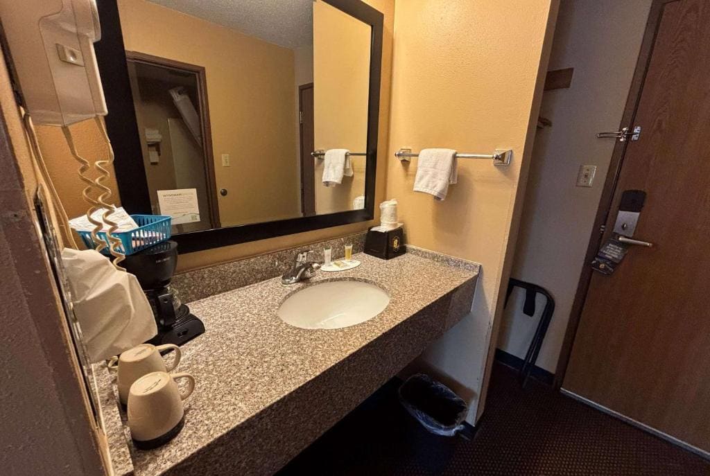 Super 8 by Wyndham Du Quoin - View 7