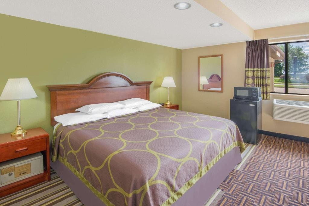 Super 8 by Wyndham Knoxville - View 4