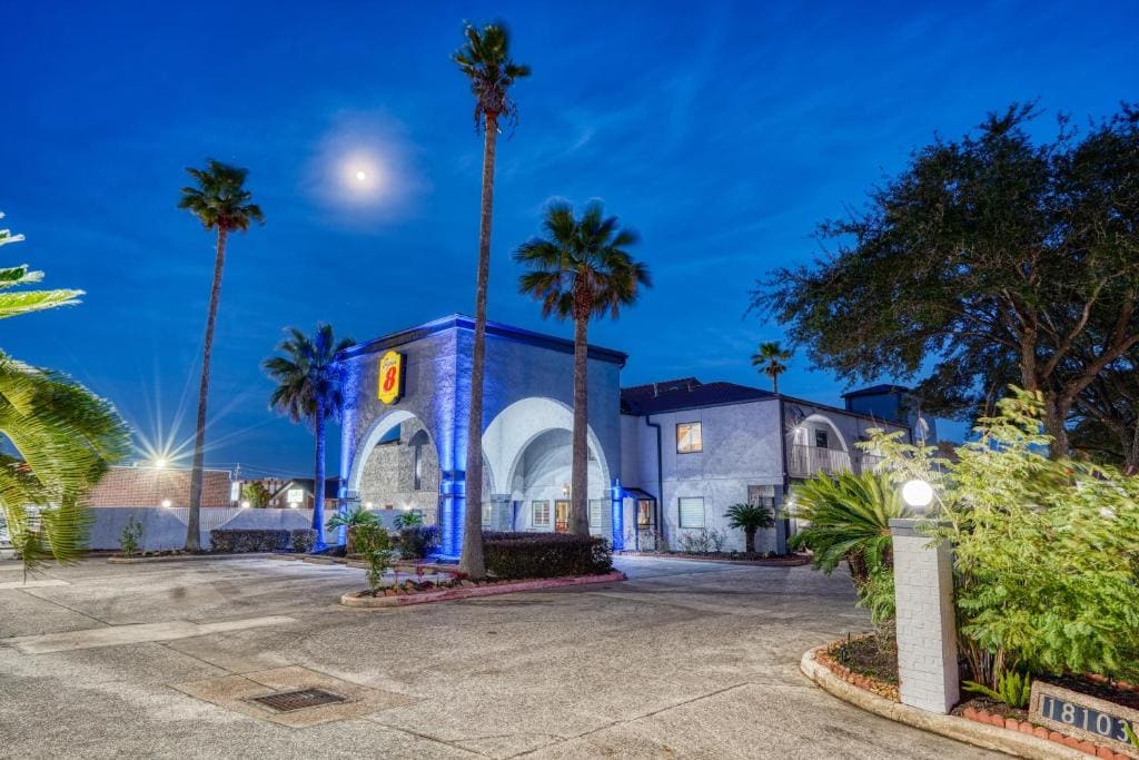 Super 8 by Wyndham La Marque TX/Texas City Area - View 2