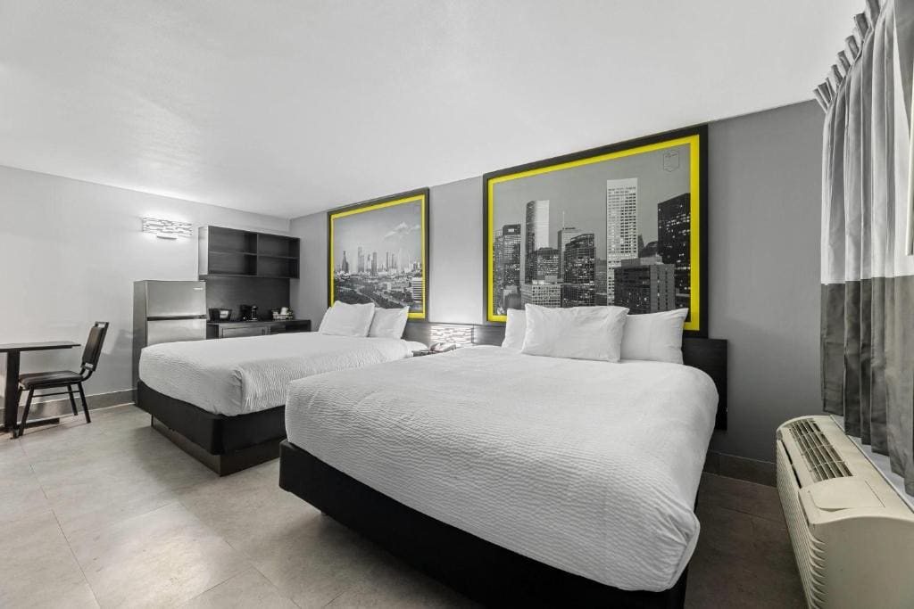 Super 8 by Wyndham La Marque TX/Texas City Area - View 4