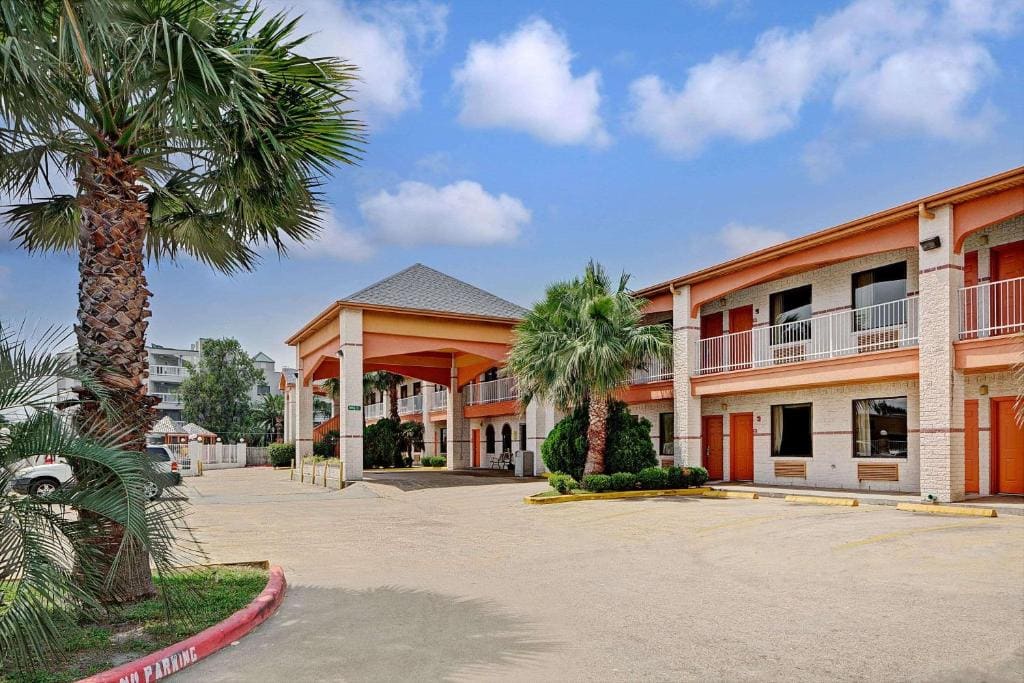 Super 8 by Wyndham La Marque TX/Texas City Area - View 3