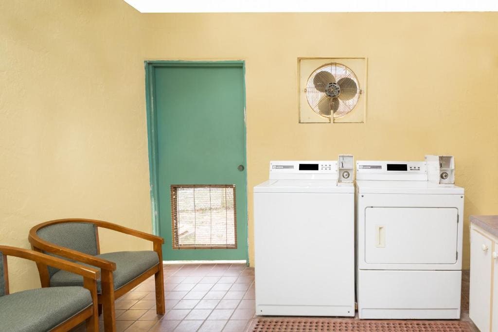 Super 8 by Wyndham Sarasota Near Siesta Key — Vue 7
