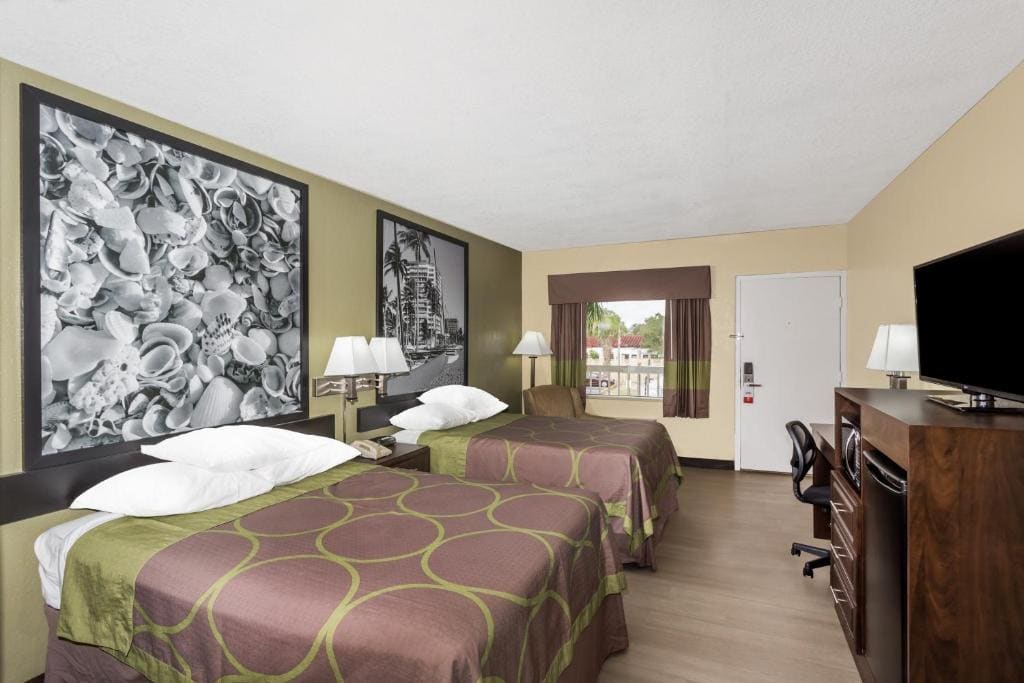 Super 8 by Wyndham Sarasota Near Siesta Key — Vue 6