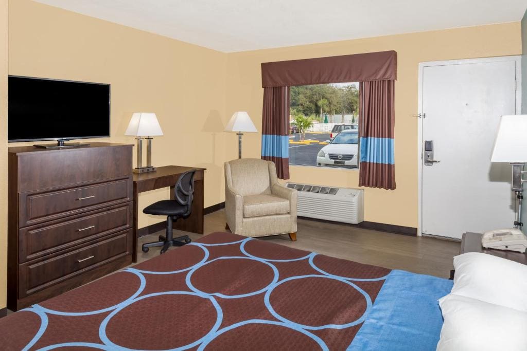 Super 8 by Wyndham Sarasota Near Siesta Key — Vue 4