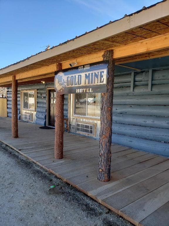 The Gold Mine Hotel - Main view