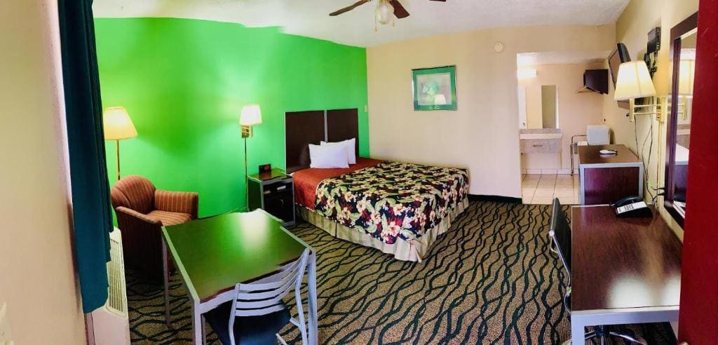 Thunderbird Inn - Main view