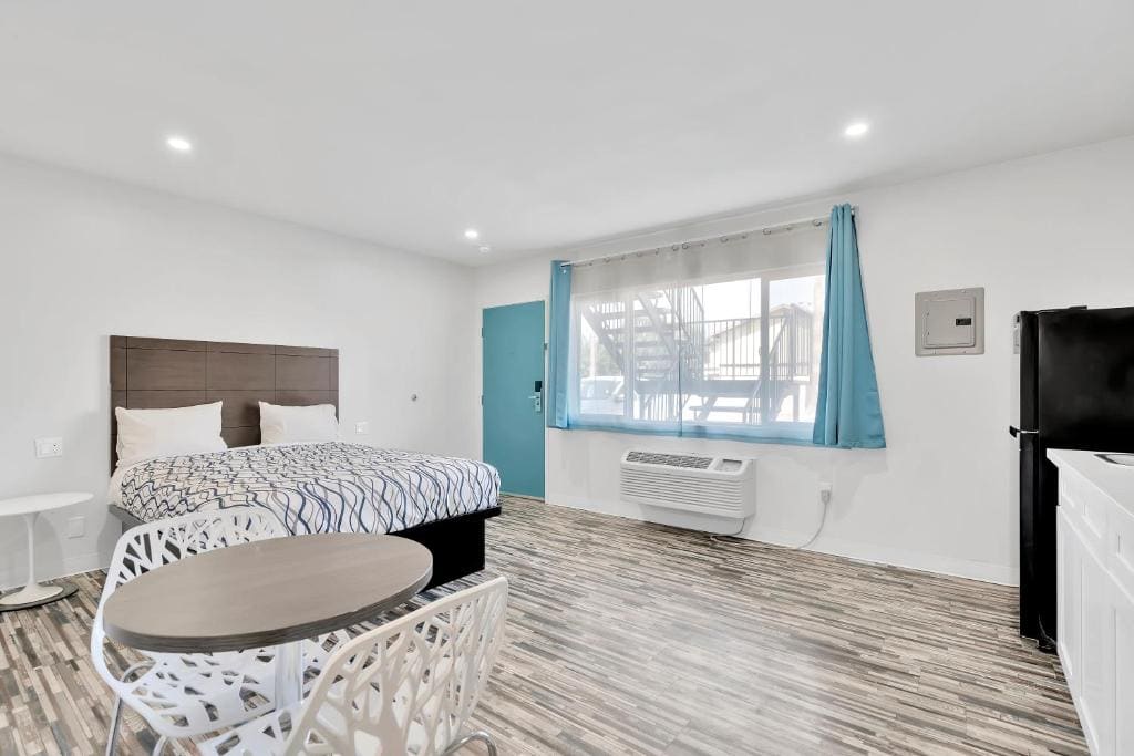 Tradewinds Motel - View 2