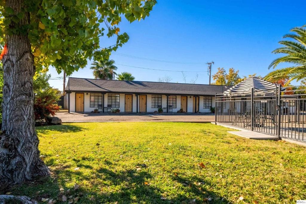Triangle Motel - Main view