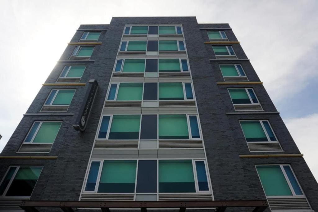 Umbrella Hotel Bronx - Main view