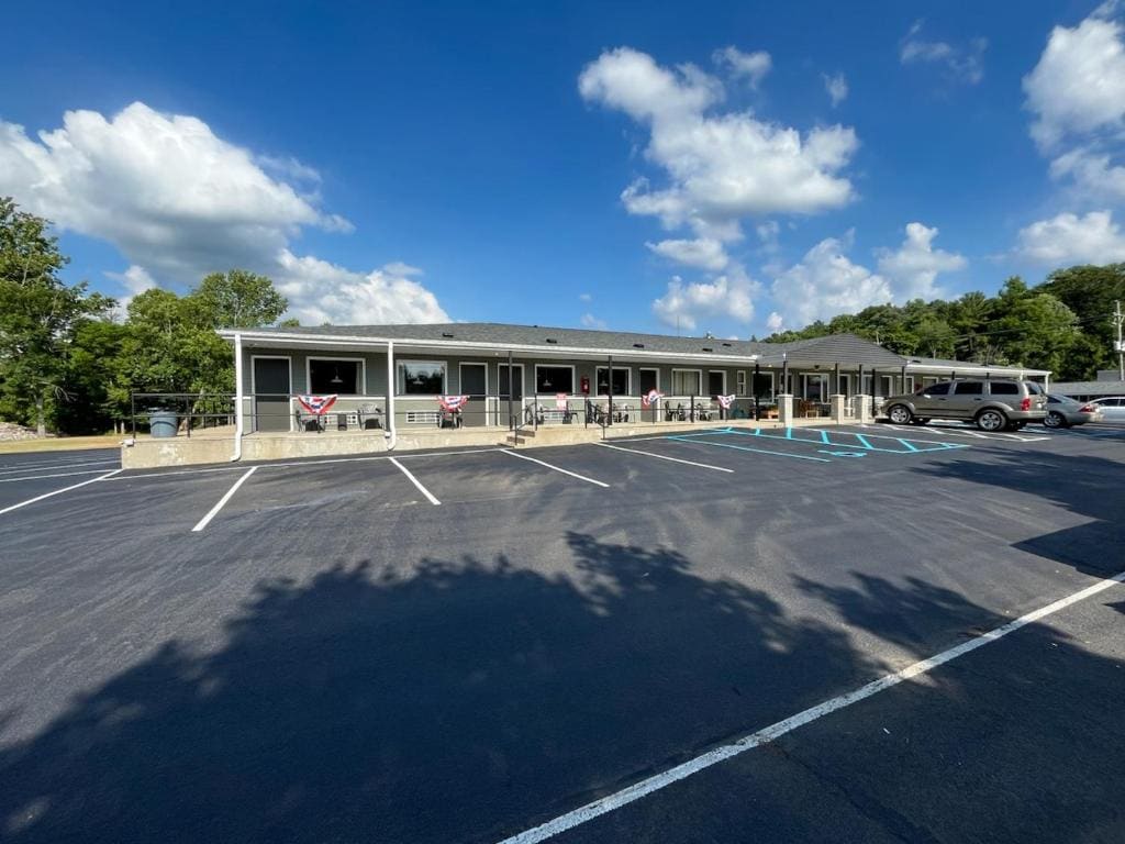 Valley Inn and Suites - Main view