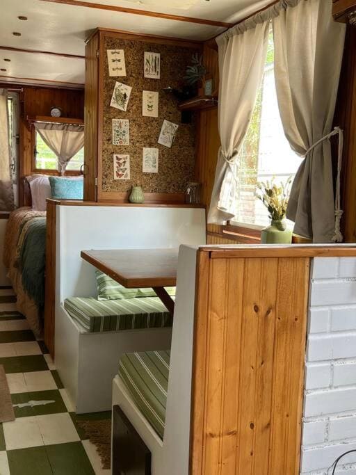 Vintage Minnow for 2 Houseboat - View 2