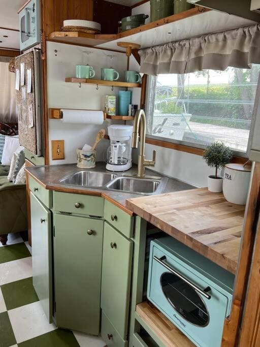 Vintage Minnow for 2 Houseboat - View 3