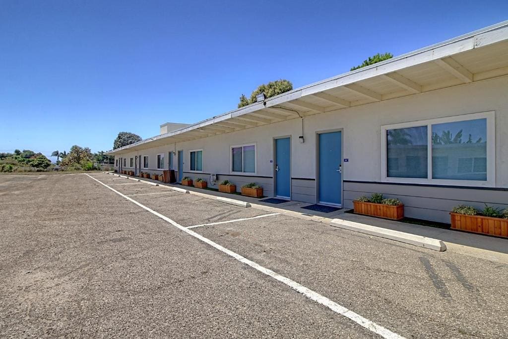 White Caps Motel - Main view